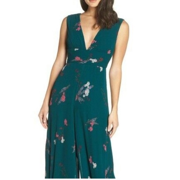 NWT Women’s Size Small Green Floral Plunge Neck jumpsuit - Picture 12 of 13